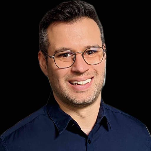 Daniel Headshot